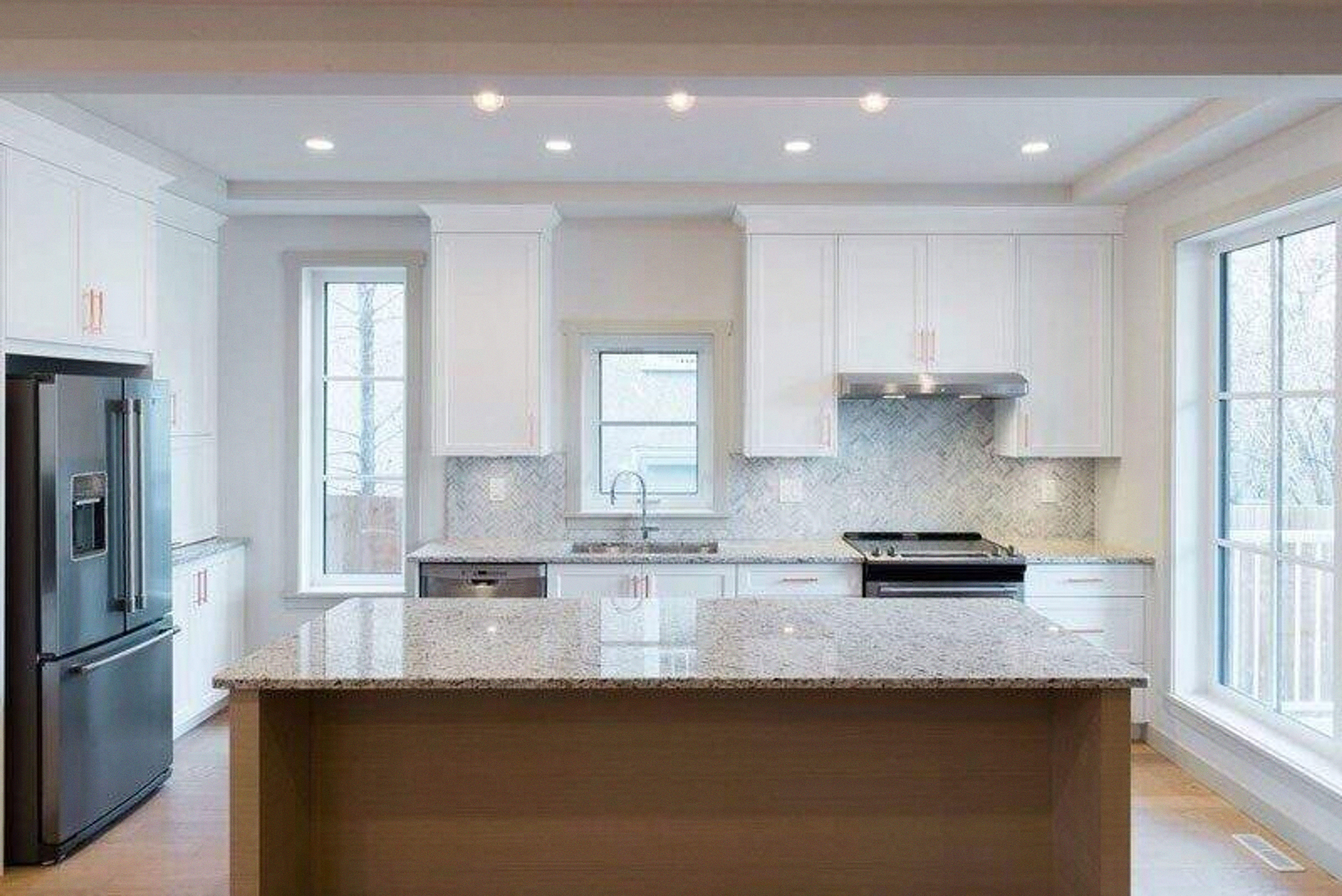 Showroom kitchen with stacked crown moulding